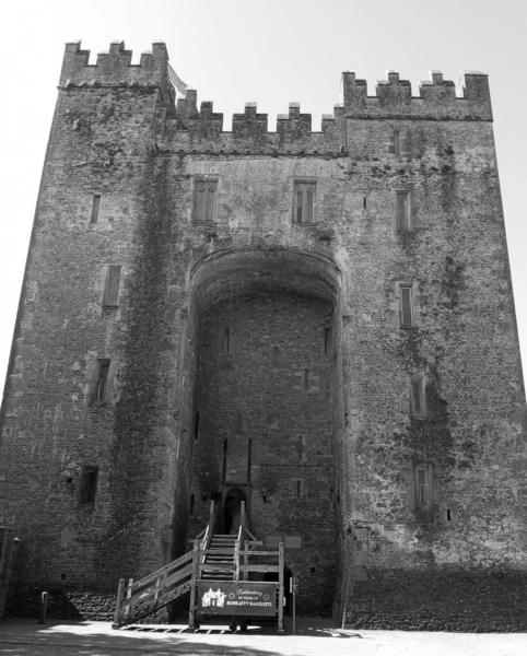 布拉特蒂城堡 爱尔兰语 Caislean Bhun Raithe 老鼠口的城堡 是爱尔兰克莱尔县一座15世纪的塔楼 — 图库照片