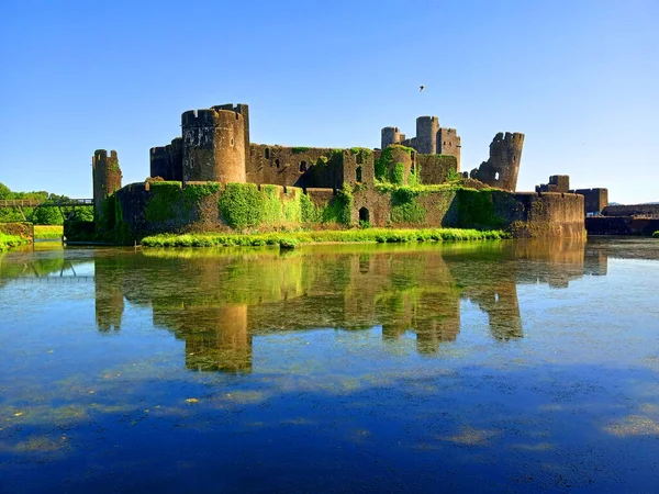 Caerphilly Şatosu (Castell Caerffili), Galler 'in güneyindeki Caerphilly kasabasının ortaçağ şatosu..