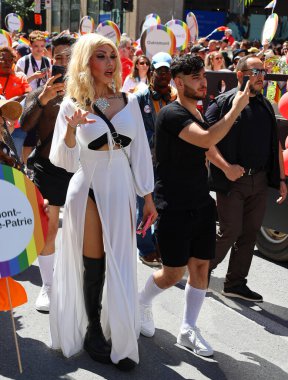 MONTREAL QUEBEC CANADA 08: 13: 23: Montreal Onur Kutlamaları Toplum Günü 'ne katılanlar. Bu etkinliğin içermesi, eğitmesi ve eğlendirmesi...