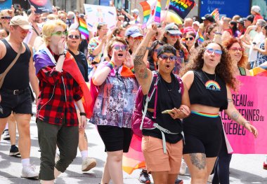 MONTREAL QUEBEC CANADA 08: 13: 23: Montreal Onur Kutlamaları Toplum Günü 'ne katılanlar. Bu etkinliğin içermesi, eğitmesi ve eğlendirmesi...