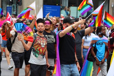MONTREAL QUEBEC CANADA 08: 13: 23: Montreal Onur Kutlamaları Toplum Günü 'ne katılanlar. Bu etkinliğin içermesi, eğitmesi ve eğlendirmesi...