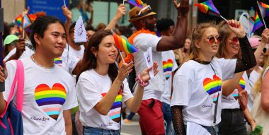 MONTREAL QUEBEC CANADA 08: 13: 23: Montreal Onur Kutlamaları Toplum Günü 'ne katılanlar. Bu etkinliğin içermesi, eğitmesi ve eğlendirmesi...