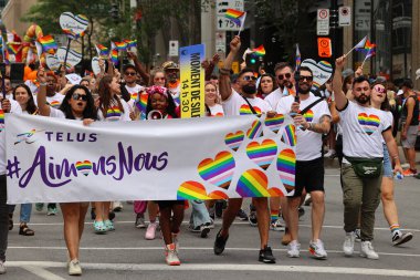MONTREAL QUEBEC CANADA 08: 13: 23: Montreal Onur Kutlamaları Toplum Günü 'ne katılanlar. Bu etkinliğin içermesi, eğitmesi ve eğlendirmesi...