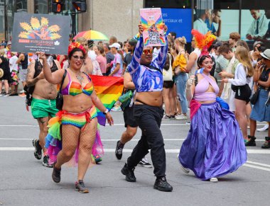 MONTREAL QUEBEC CANADA 08: 13: 23: Montreal Onur Kutlamaları Toplum Günü 'ne katılanlar. Bu etkinliğin içermesi, eğitmesi ve eğlendirmesi...
