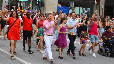 MONTREAL QUEBEC CANADA 08: 13: 23: Montreal Onur Kutlamaları Toplum Günü 'ne katılanlar. Bu etkinliğin içermesi, eğitmesi ve eğlendirmesi...