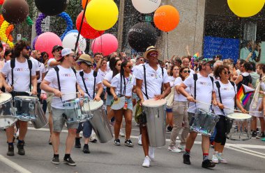MONTREAL QUEBEC CANADA 08: 13: 23: Montreal Onur Kutlamaları Toplum Günü 'ne katılanlar. Bu etkinliğin içermesi, eğitmesi ve eğlendirmesi...