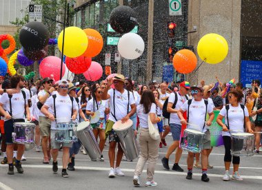 MONTREAL QUEBEC CANADA 08: 13: 23: Montreal Onur Kutlamaları Toplum Günü 'ne katılanlar. Bu etkinliğin içermesi, eğitmesi ve eğlendirmesi...