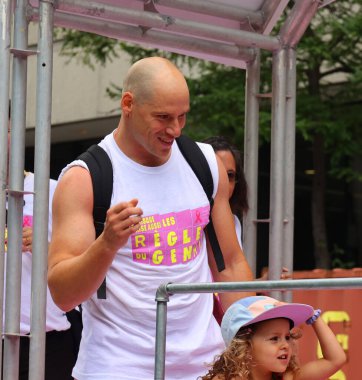 MONTREAL QUEBEC CANADA 08: 13: 23: Montreal Onur Kutlamaları Toplum Günü 'ne katılanlar. Bu etkinliğin içermesi, eğitmesi ve eğlendirmesi...