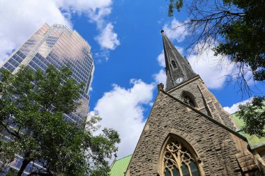 Montreal CANADA 08 02 2023: Montreal Anglikan Kilisesi KPMG ya da Place de la Cathedrale, 1987 yılında Montreal 'de tamamlanmış 34 katlı bir gökdelendir.
