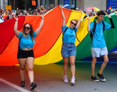 MONTREAL QUEBEC CANADA 08: 13: 23: Montreal Onur Kutlamaları Toplum Günü 'ne katılanlar. Bu etkinliğin içermesi, eğitmesi ve eğlendirmesi...