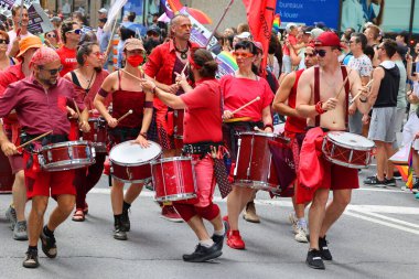 MONTREAL QUEBEC CANADA 08: 13: 23: Montreal Onur Kutlamaları Toplum Günü 'ne katılanlar. Bu etkinliğin içermesi, eğitmesi ve eğlendirmesi...