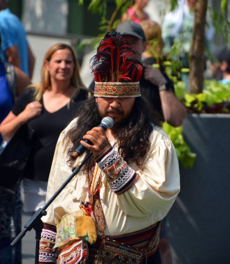 MONTREAL QUEBEC CANADA 08: 12 2023: Geleneksel Mohawk kostümlü yerli Hintli insanlar Iroquois Konfederasyonu 'nun en doğudaki kabilesi.