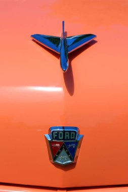 GRANBY QUEBEC CANADA 07: 30 2023: Ford Crestline 1954, 1952-1954 yılları arasında Ford tarafından ABD 'de üretilen otomobil.