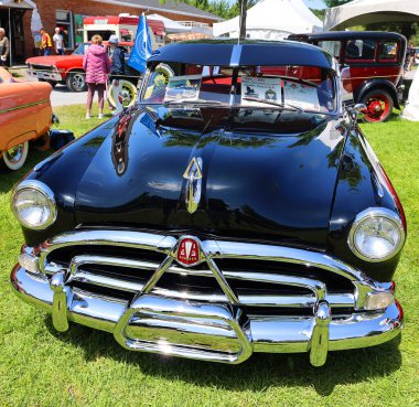 GRANBY QUEBEC CANADA 07: 30 30 2023: Hudson Hornet Hollywood 1952, Detroit Hudson Motor Car Company tarafından 1951 ile 1954 yılları arasında üretilen bir otomobil modelidir.