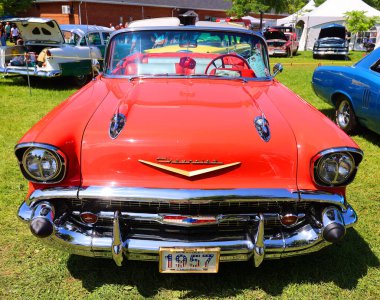 GRANBY QUEBEC CANADA 07 30 2023: Chevrolet Bel Air 1957 Chevrolet tarafından 19501981 model yılları için üretilen bir otomobildir. Başlangıçta, Chevrolet model aralığında sadece iki kapılı donanım vardı.