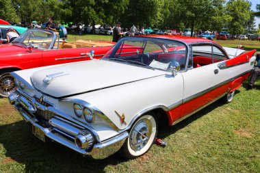 GRANBY QUEBEC CANADA 07: 30 2023 Dodge D-500 1959 ilk kez 1956 yılında piyasaya sürülen bir performans modeli. Bu isim altmışlı ve yetmişli yıllarda orta sınıf bir Dodge kamyonunda da kullanılmış..