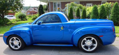 GRANBY QUEBEC CANADA 07: 30 2023: The Chevrolet SSR (Super Sport Roadster), Chevrolet tarafından 2003 ve 2006 yılları arasında üretilen, geri çekilebilir, üstü açılabilir bir kamyonet.