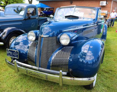 Granby QUEBEC CANADA 07: 30 2023: Cadillac 1939 Serisi 36-60 Cadillac 'ın lüks araç pazarına giriş seviyesi 1936' da piyasaya çıktığında giriş seviyesi Packard Six ile rekabet halindeydi..