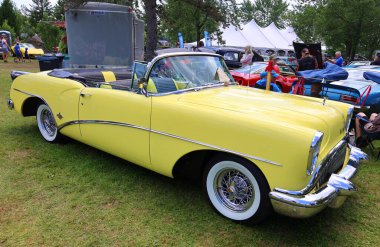 Grandby QUEBEC CANADA 07: 30 2023 Buick Skylark 1954, Buick tarafından üretilen yolcu otomobili. Model 46 yıl boyunca altı üretim koşusunda üretildi.