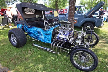 Granby QUEBEC CANADA 07: 30 2023: A 1923 T-bucket (ya da Bucket T) 1915-1927 yılları arasında üretilen ve büyük ölçüde modifiye edilmiş Ford Model T 'ye dayanan bir hot rod' dur..