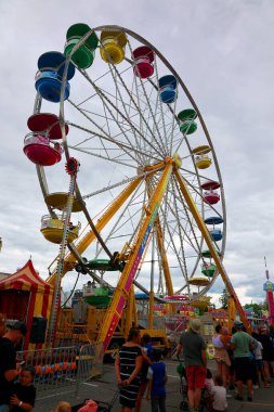 Aziz HYACINthe QueBEC CANADA 08 03 2023: Tarım Fuarı Saint-Hyacinthe. Dönme dolap ve küçük gösteri eğlenceleri 