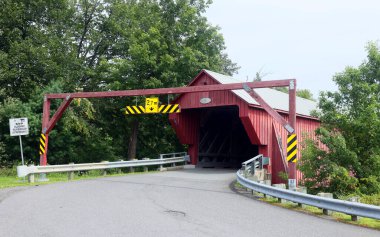 COWANSVILLE QUEBEC CANADA 08 21 2023: Freeport Covered Bridge, 1870 'lerde Montreal' in bir saat güneyinde, doğu kasabalarında inşa edildi. 