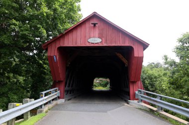 COWANSVILLE QUEBEC CANADA 08 21 2023: Freeport Covered Bridge, 1870 'lerde Montreal' in bir saat güneyinde, doğu kasabalarında inşa edildi. 