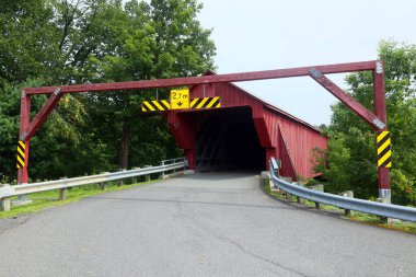 COWANSVILLE QUEBEC CANADA 08 21 2023: Freeport Covered Bridge, 1870 'lerde Montreal' in bir saat güneyinde, doğu kasabalarında inşa edildi. 