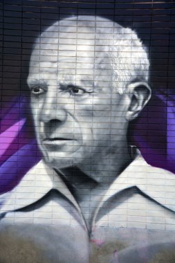 CIRCA 1955: Pablo Ruiz Picasso İspanyol ressam, heykeltıraş, matbaacı, seramikçi ve tiyatro tasarımcısıydı..