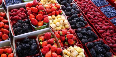 Pazarda taze meyve ve meyveler