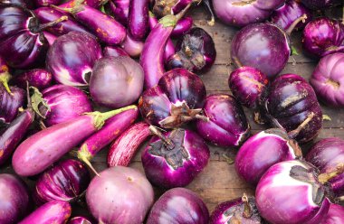 pazarda mor patlıcanlar