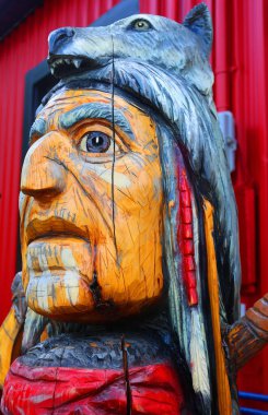 KNOWLTON QUEBEC 09 17 2023: Totem direği, her kabile sınıflara ayrıldı, totemler veya kaplumbağa, ayı, kurt, kunduz, geyik, şahin sembolleri tarafından seçildi.