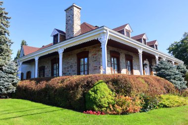 LES CEDRE QUEBEC CANADA 10 02 2023: Tipik Kanada ev tasarımının uzun zamandır Kanada 'nın iklimine ve coğrafyasına adapte edilmesi gerekmektedir ve zaman zaman Kanada kültürünün benzersizliğini de yansıtmaktadır