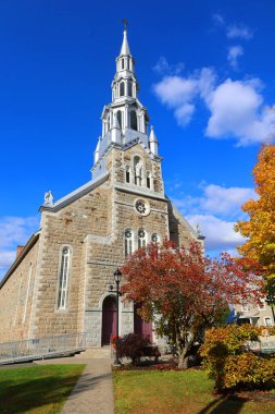 BROMONT QUEBEC CANADA 10 17 2023: 1889 'da inşa edilen Saint Francis Xavier Kilisesi, orijinal kule 1909' da yıkıldı ve 1916 'da şimdiki kule ile değiştirildi..
