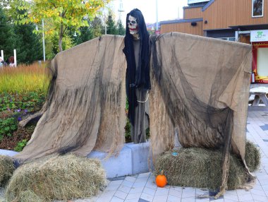 BROMONT QUEBEC CANADA 10 19 2023: Les Epouvantables Bromont 'taki Korkuluk, ziyaretçileri Batı Shefford adlı Eski Köy' e geri getirecek bir sonbahar sezonudur.