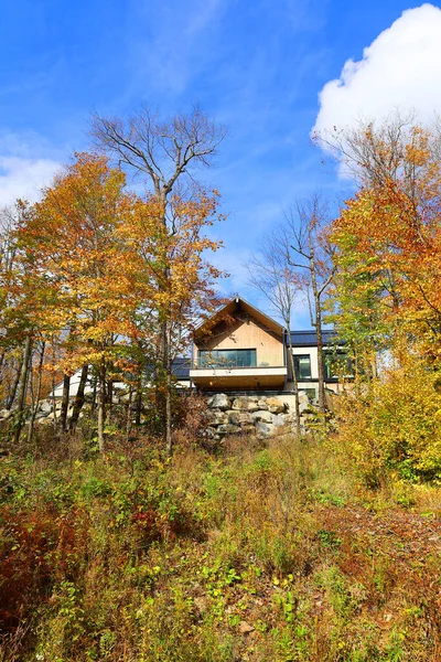BROMONT QUEBEC CANADA 10 19 2023: Sonbaharda Kanada 'nın doğusundaki Shellord Quebec eyaleti Kanada' daki tipik bir ev