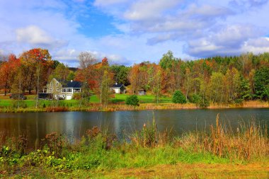 BROMONT QUEBEC CANADA 10 19 2023: Sonbaharda Kanada 'nın doğusundaki Shellord Quebec eyaleti Kanada' daki tipik bir ev