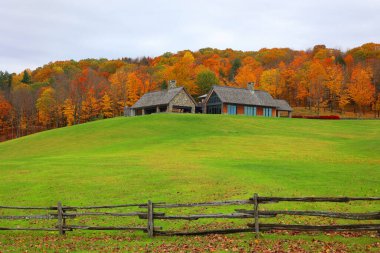 BROMONT QUEBEC CANADA 10 19 2023: Sonbaharda Kanada 'nın doğusundaki Shellord Quebec eyaleti Kanada' daki tipik bir ev