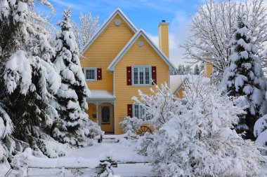 SHEFFORD QUEBEC CANADA 12 05: 2023: Kış manzarası ve tipik Kanada ev tasarımının Kanada 'nın iklimine ve coğrafyasına uyarlanması gerekmektedir
