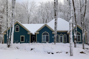 SHEFFORD QUEBEC CANADA 12 05: 2023: Kış manzarası ve tipik Kanada ev tasarımının Kanada 'nın iklimine ve coğrafyasına uyarlanması gerekmektedir