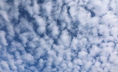 bulutlu mavi gökyüzü arkaplanı