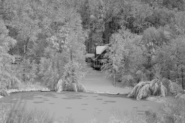 SHEFFORD QUEBEC CANADA 12. 2023: Kış manzarası ve tipik Kanada ev tasarımının Kanada 'nın iklimine ve coğrafyasına uyarlanması gerekiyor