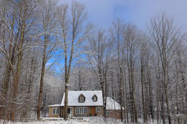SHEFFORD QUEBEC CANADA 12 05: 2023: Kış manzarası ve tipik Kanada ev tasarımının Kanada 'nın iklimine ve coğrafyasına uyarlanması gerekmektedir