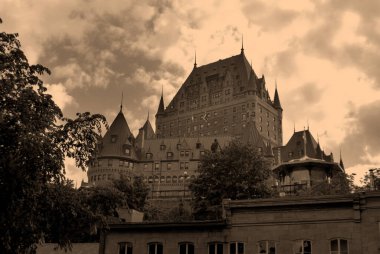 QUEBEC CITY CANADA 08 28 2022: Chateau Frontenac büyük bir oteldir. 1980 'de Kanada Ulusal Tarih Bölgesi olarak belirlendi ve genellikle dünyanın en çok fotoğraflanan oteli olarak kabul edildi.