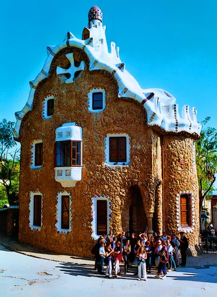 Gaudi, Barcelona 'daki Parc Guell' de mimarlık tasarımı yaptı..