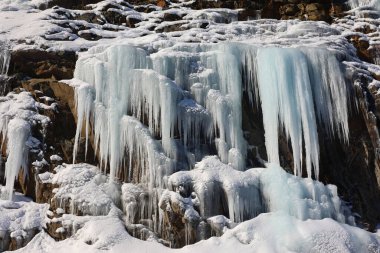 Şelalede buz saçakları, yakın görüş