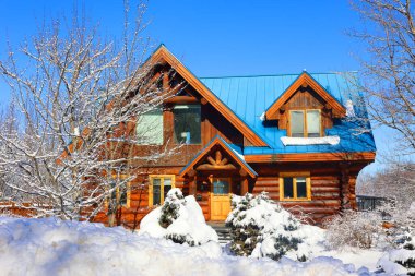 SHEFFORD, QUEBEC, CANADA - 02 05 2024: Kış manzarası ve tipik Kanada ev tasarımı