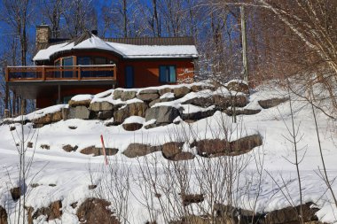 SHEFFORD, QUEBEC, CANADA - 02 05 2024: Kış manzarası ve tipik Kanada ev tasarımı