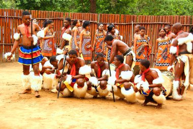 MANZINI, SWAZILAND - 25 Kasım 2010 'da Manzini, Svaziland' da Swazi şovunun sunumu sırasında geleneksel kıyafetler giyen kimliği belirsiz genç erkek ve kadınlar