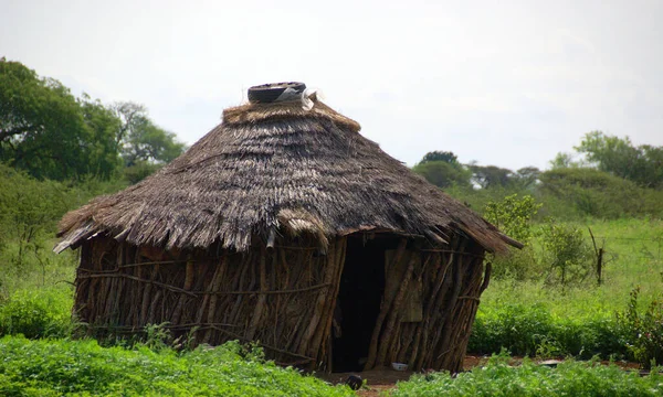 MANZINI, SWAZILAND 11 05 2009: Literatürde silindir üzerinde koni ya da davul kulübesinde koni olarak bilinen Afrika yuvarlak kulübesi